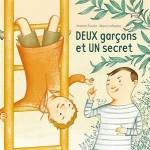 Couverture d'un livre illustré intitulé 'DEUX garçons et UN secret', montrant deux garçons, l'un suspendu à une structure de jeu et l'autre pointant un doigt en souriant.
