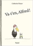 Couverture du livre 'Va-t'en, Alfred!' de Catherine Pineur, présentant un oiseau avec un chapeau et une chaise.