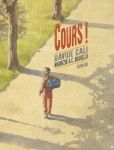 Couverture d'un livre intitulé 'Cours !' avec un garçon portant un sac à dos marchant sur une route bordée d'arbres.
