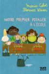 Couverture du livre 'Notre premier potager à l'école' avec des enfants joyeux autour d'un potager.