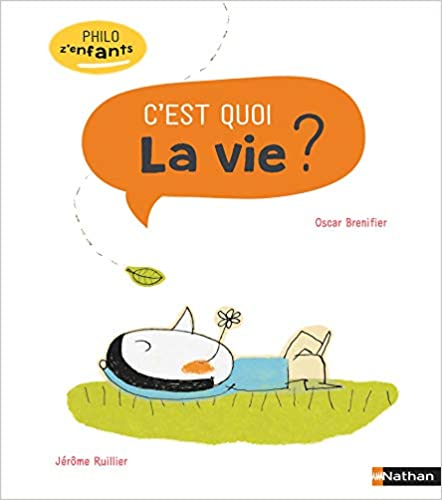 Couverture du livre 'C'est quoi la vie ?' de Oscar Brenifier, avec un dessin coloré d'un enfant allongé dans l'herbe et un nuage de pensée.
