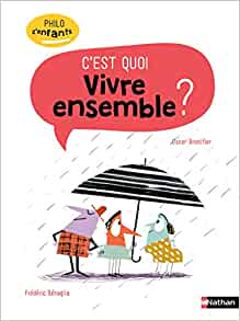 Couverture du livre 'C'est quoi Vivre ensemble ?' avec des personnages sous un parapluie, illustrée de manière colorée.
