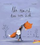 Couverture du livre 'Un renard dans mon école' montrant un garçon aux cheveux blonds marchant avec un renard orange dans un décor coloré.