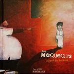 Illustration de la couverture d'un livre intitulé 'Les Moqueurs', représentant un enfant au centre avec une figure adulte à gauche, dans un style artistique abstrait.