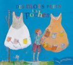 Illustration colorée d'un enfant tenant une robe orange avec des poches, à côté d'une robe blanche, sur un fond bleu.