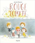 Couverture du livre 'Rouge Tomate' avec des illustrations de quatre enfants, dont un portant des lunettes de soleil, dans un environnement en plein air.
