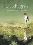 Couverture du livre 'Un petit geste' avec un garçon marchant près d'un étang, reflétant son image sur l'eau, dans un paysage verdoyant.