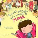 Couverture d'un livre intitulé 'Le petit garçon qui aimait le rose', illustrée avec des enfants colorés autour d'un garçon souriant au centre.