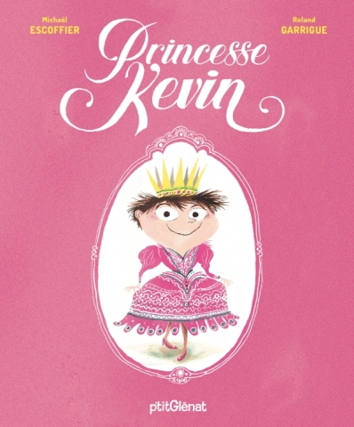 Couverture du livre 'Princesse Kevin' avec une illustration d'un personnage boy portant une robe de princesse et une couronne, sur fond rose.