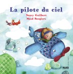 Couverture du livre 'La pilote du ciel' avec un enfant dans un avion poisson volant au-dessus de nuages et de paysages fantastiques.
