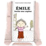 Couverture du livre 'Émile invite une copine' montrant un garçon souriant à la porte de sa maison.