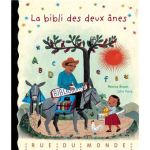 Couverture du livre 'La biblio des deux ânes', représentant un homme en chapeau et une enfant avec des ânes et des éléments naturels.