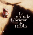 Couverture du livre 'La grande fabrique de mots' avec une illustration d'un personnage portant un manteau et un chapeau, se tenant devant une ombre.