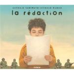 Un garçon lisant un texte avec des soldats en arrière-plan, illustrant le livre 'La rédaction'.