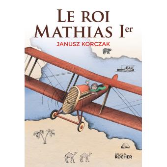 Couverture du livre 'Le roi Mathias Ier' de Janusz Korczak, illustrant un avion survolant un paysage désertique avec des montagnes et des chameaux.