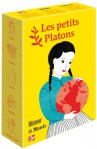 Boîte de jeu intitulée 'Les petits Platons' avec un design coloré mettant en scène une enfant tenant un globe terrestre.