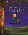 Couverture d'un livre intitulé 'Poussière d'étoile' montrant un personnage assis sur une balançoire, sous un ciel étoilé et près d'un arbre.