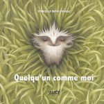 Couverture d'un livre intitulé 'Quelqu'un comme moi', illustrée par un personnage mignon au milieu de l'herbe.