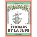 Couverture du livre 'Thomas et la jupe' avec une illustration d'un enfant portant une jupe sous des arbres fruitiers.