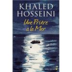 Couverture du livre 'Une Prière à la Mer' de Khaled Hosseini, présentant un paysage marin nocturne avec un bateau sur l'eau et des reflets lumineux.