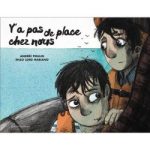 Couverture du livre 'Y'a pas de place chez nous' avec deux personnages illustrés, l'un regardant vers l'extérieur et l'autre à l'intérieur, dans un style artistique.