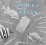 Illustration d'une bouteille au milieu de poissons dans l'océan, avec le texte 'UNE BOUTEILLE DANS L'OCÉAN' en haut.