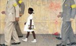 Une petite fille en robe blanche marchant entre des hommes en uniformes gris avec des brassards jaunes, sur un fond de mur légèrement usé.