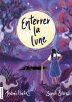 Couverture du livre 'Enterrer la lune' illustrée par une jeune fille regardant une grande lune dans un paysage nocturne coloré.