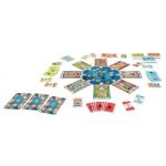 Jeu de société avec un plateau central et des cartes disposées autour.