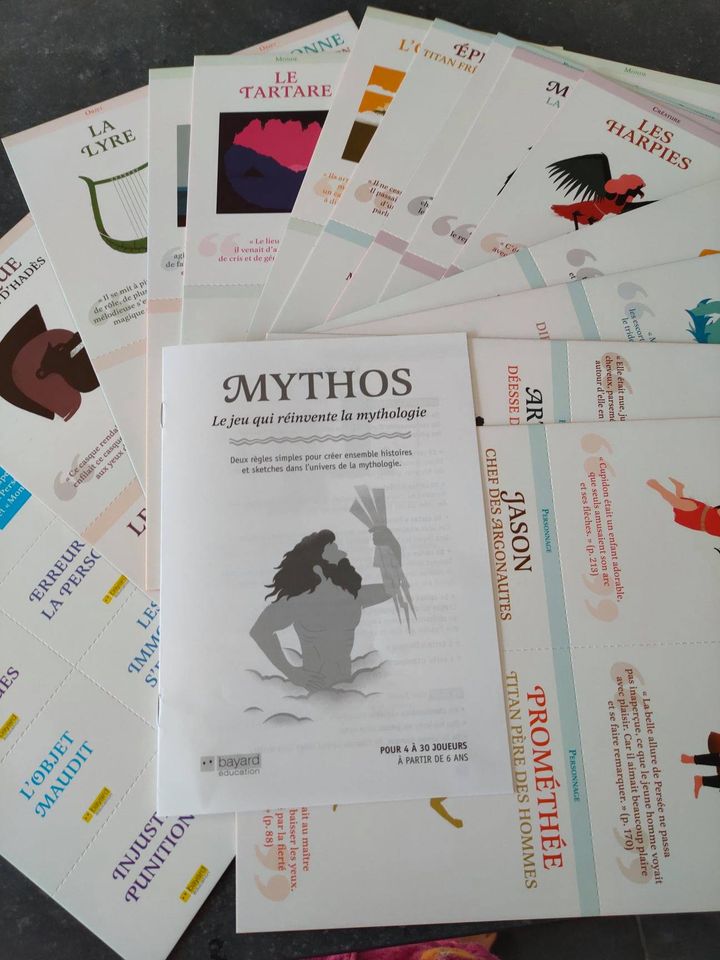 Un ensemble de cartes du jeu Mythos, présentant des personnages et des éléments de mythologie avec des illustrations variées et des descriptions.