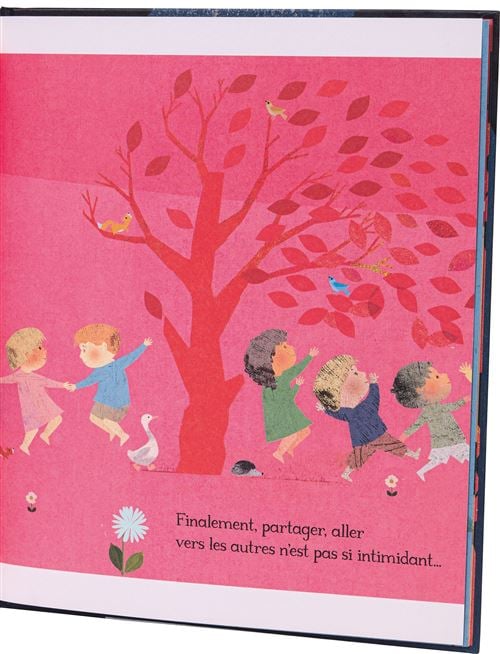 Illustration colorée d'enfants jouant ensemble sous un arbre aux feuilles rouges, avec un texte en bas qui dit 'Finalement, partager, aller vers les autres n'est pas si intimidant...'