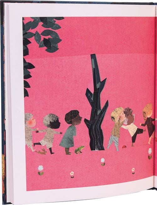 Illustration d'enfants de différentes origines dansant ensemble devant un arbre, sur un fond rose, avec des fleurs blanches en bas.