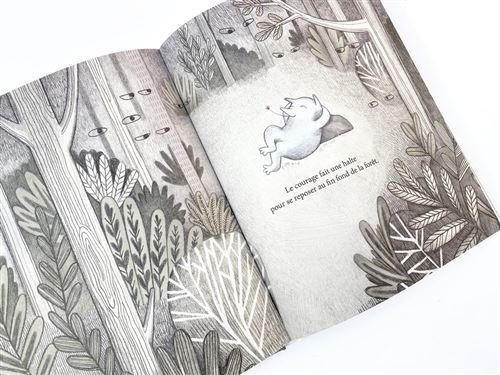 Illustration d'un livre ouvert montrant un ours allongé sur le dos dans une forêt, entouré d'arbres et de feuilles, avec du texte dans la partie droite.