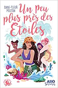 Couverture du livre 'Un peu plus près des Étoiles' d'Anne-Fleur Multon, illustrant une femme au milieu de la nature tropicale avec d'autres personnages en arrière-plan.