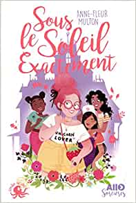 Couverture du livre 'Sous le Soleil Exactement' avec quatre personnages féminins entourés de fleurs et d'un château en arrière-plan.