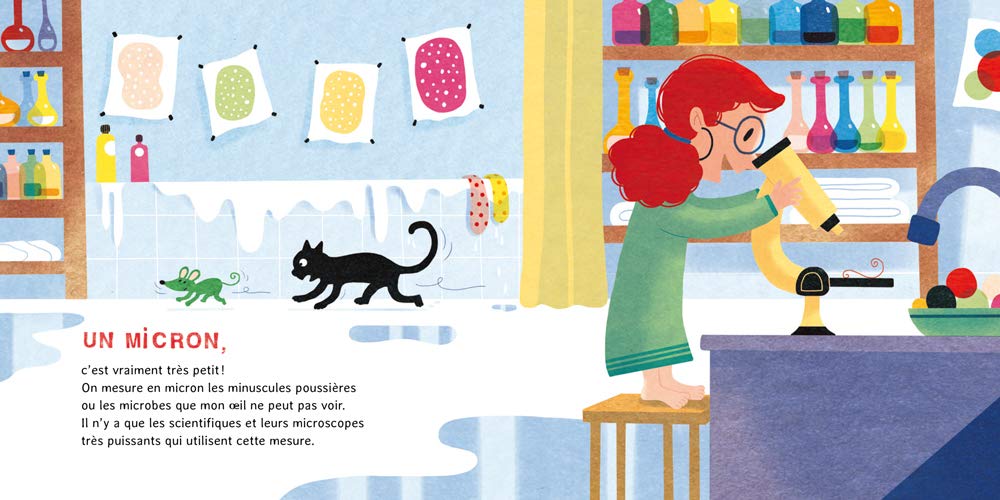 Une enfant aux cheveux roux regarde à travers un microscope dans une cuisine colorée, avec des fioles et des pots en arrière-plan. Un chat noir et une petite souris verte se déplacent sur le sol.
