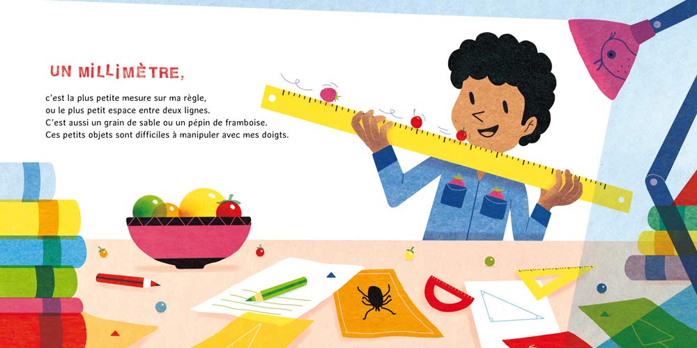 Un enfant joyeux tenant une règle, entouré de fournitures scolaires colorées incluant des fruits en plastique et des objets de mesure, avec un texte explicatif sur le millimètre.