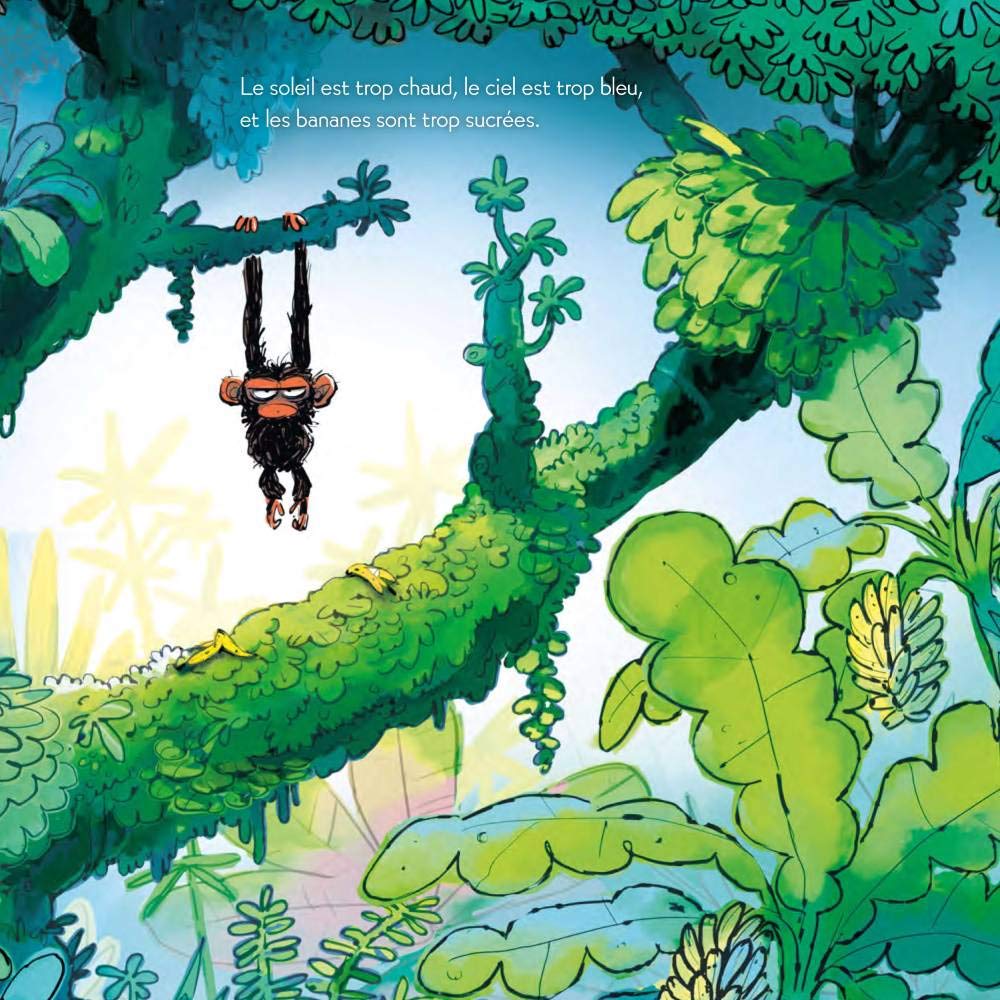 Un singe suspendu à une branche verte dans une jungle luxuriante, avec des feuilles tropicales et des bananes.