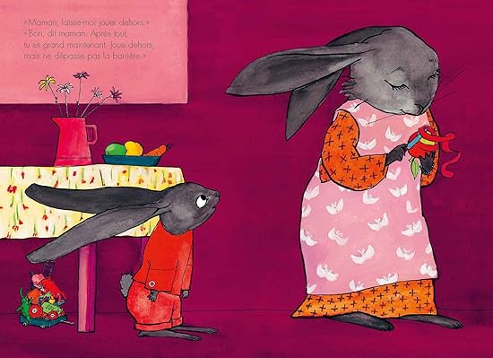 Illustration d'un lapin enfant en rouge parlant à un lapin adulte en robe fleurie. Le décor comprend une table avec des fruits et des fleurs.