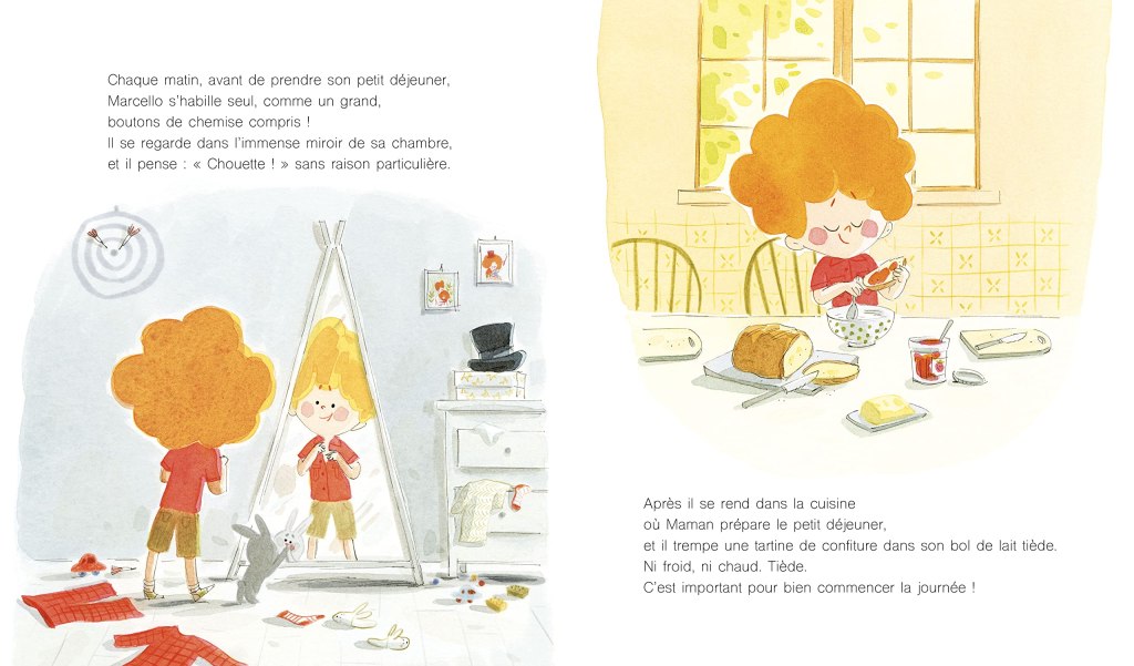 Un garçon nommé Marcello s'habille devant un miroir dans sa chambre, vêtu d'une chemise rouge et de shorts, avec des vêtements éparpillés autour de lui.