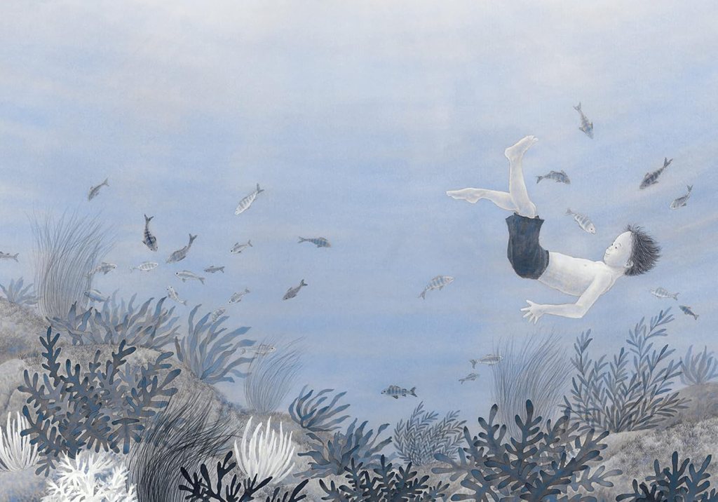 Un garçon plonge sous l'eau, entouré de poissons et de plantes marines, avec un éclairage doux se déversant depuis la surface.