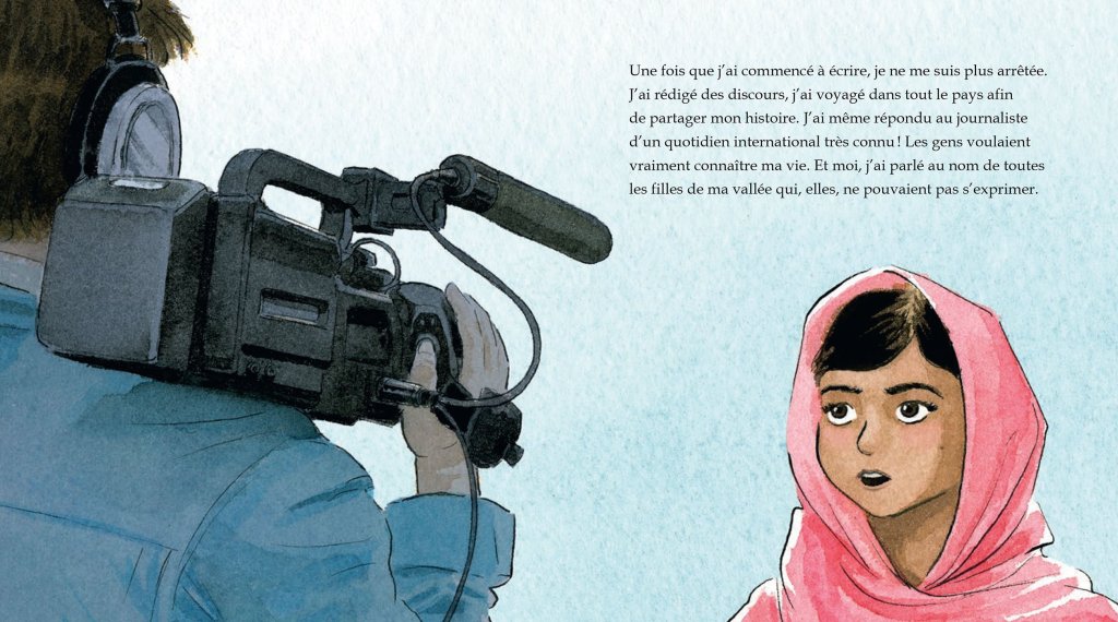 Une femme portant un hijab regarde un caméraman qui tient une caméra, en pleine interview.