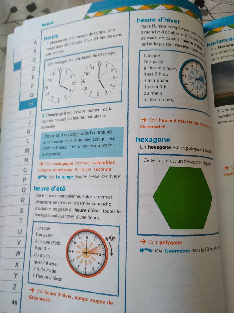 Page d'un livre éducatif sur le temps montrant deux horloges, une pour l'heure d'hiver et une pour l'heure d'été, accompagnées de définitions et d'explications sur le concept de temps.