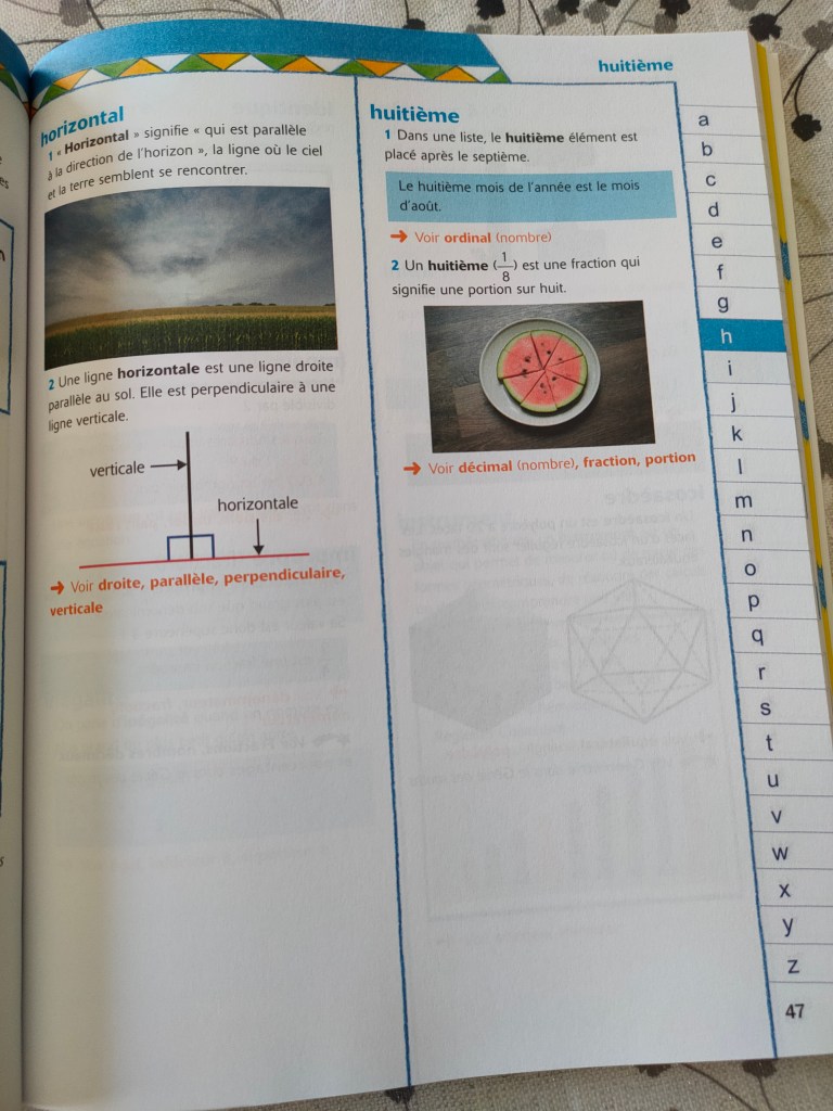 Page d'un livre expliquant les concepts d'horizontalité et d'huitième, illustrée par une photo d'un ciel nuageux et d'une assiette de pastèque.