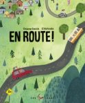 Couverture d'un livre intitulé 'En route !' montrant une illustration colorée d'une route sinueuse, des maisons, des arbres et des véhicules.