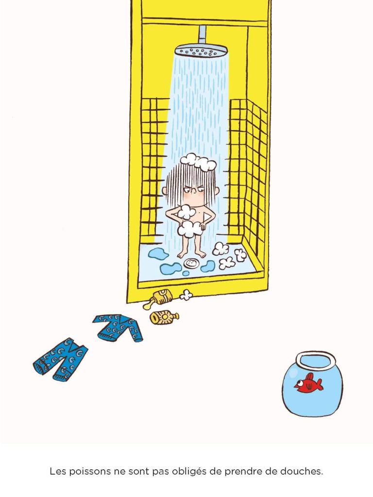 Un enfant se tient sous une douche, avec de l'eau qui coule et des bulles de savon dans les cheveux, des vêtements éparpillés autour et un bocal avec un poisson à côté.