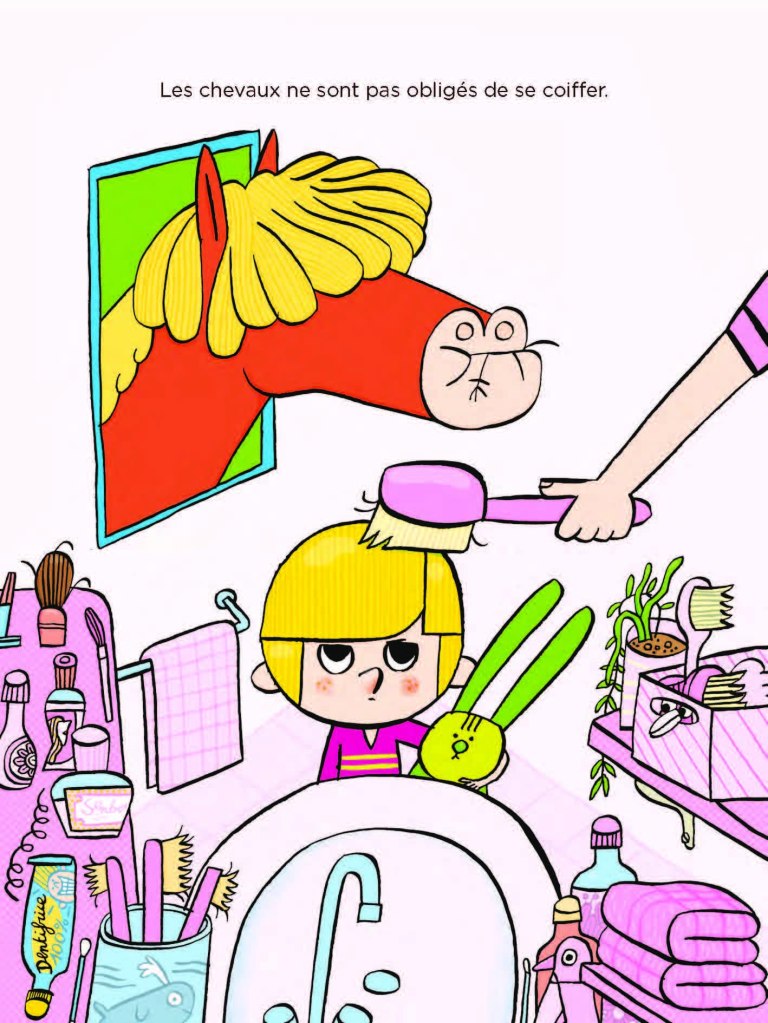 Une illustration humoristique montrant un enfant avec des cheveux blonds assis devant un lavabo pendant qu'un cheval avec une longue crinière dorée regarde à travers une fenêtre, tandis qu'une personne coiffe les cheveux de l'enfant.