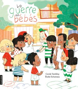 Couverture du livre 'La guerre des bébés' illustrée par Carole Tremblay et Élodie Duhameau, montrant un groupe d'enfants dans un cadre ensoleillé, interagissant joyeusement.