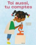 Couverture d'un livre montrant une enfant regardant à travers un microscope avec le titre 'Toi aussi, tu comptes' en haut.