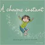 Couverture du livre 'À chaque instant' avec un enfant souriant en train de sauter sur un fond vert.